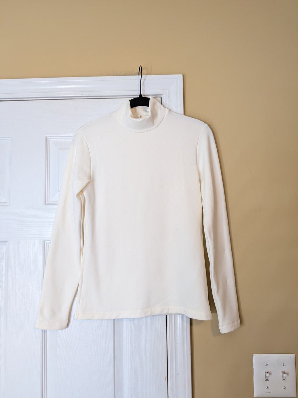 Uniqlo HEATTECH Ultra Warm Cream Turtleneck Long Sleeve Top Size Small